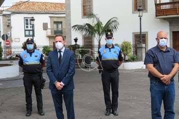 Minuto de silencio por las víctimas del Covid-19 en la plaza de San Juan y del personal de Servicios Sociales (Foto TA)